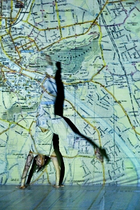 © ARGE Kultur Salzburg Handstand vor einem projizierten Stadtplan